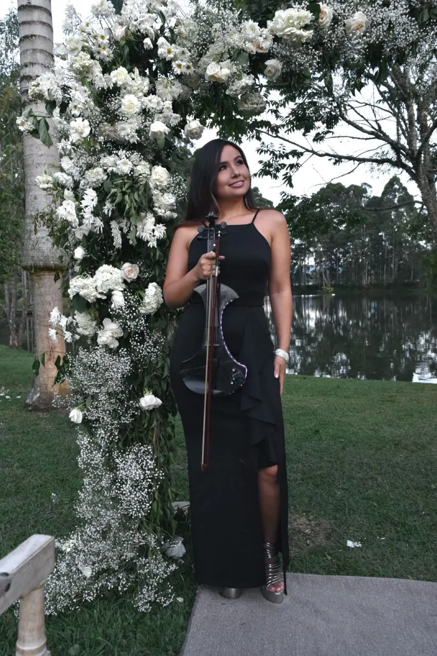 Meli Rox violinista en un evento elegante en Medellín